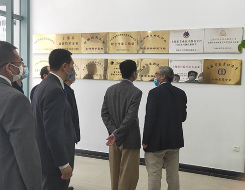 吴清副市长一行听取了龙8-long8关于一站式综合研发服务的技术实力介绍