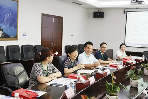宜昌人福药业副总裁、总工程师李莉娥，产品开发中心主任吕金良，副主任吴有斌、曲龙妹等