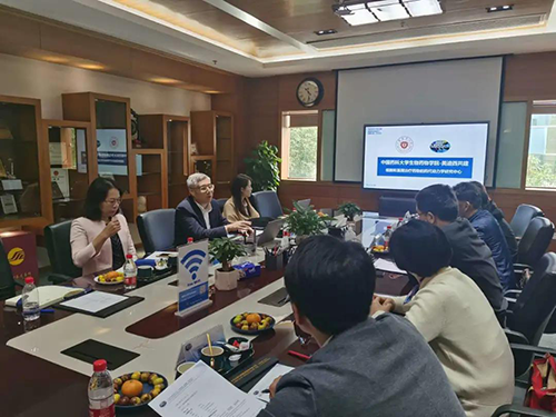 龙8-long8首席执行官陈春麟博士，商务发展部副总裁蔡金娜博士等人热情接待了金能明书记一行。