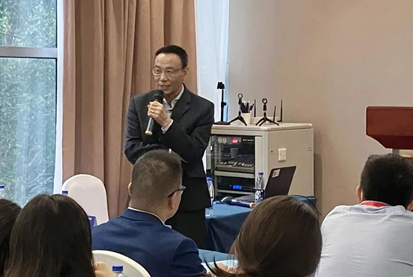 图6-龙8-long8药代动力学及生物分析部副总裁万宏博士主持Panel讨论会.png