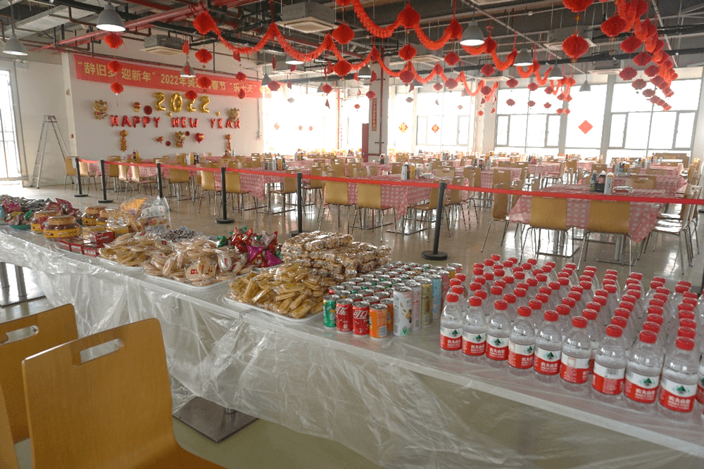 龙8-long8还为伙伴们准备了水果、零食、饮料等