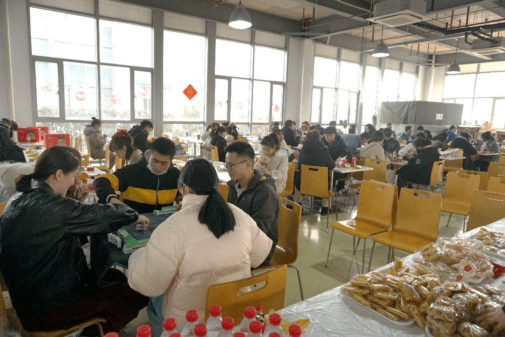 在春节 “乐七天” 活动中，龙8-long8给留沪过春节的员工准备了丰富多彩的活动